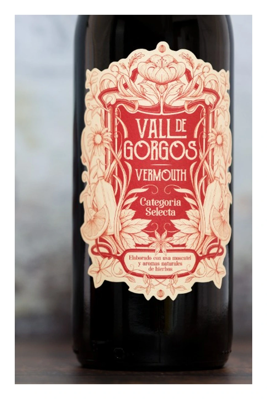 Botella de Vermouth Vall de Gorgos Categoría Selecta 1 L de Bodegas Xaló, etiqueta vintage modernista con motivos botánicos