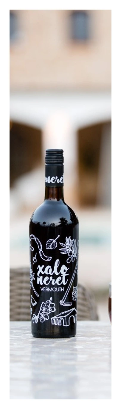 Botella de Vermouth Xaloneret 75 cl de Bodegas Xaló, etiqueta negra con ilustraciones botánicas en blanco