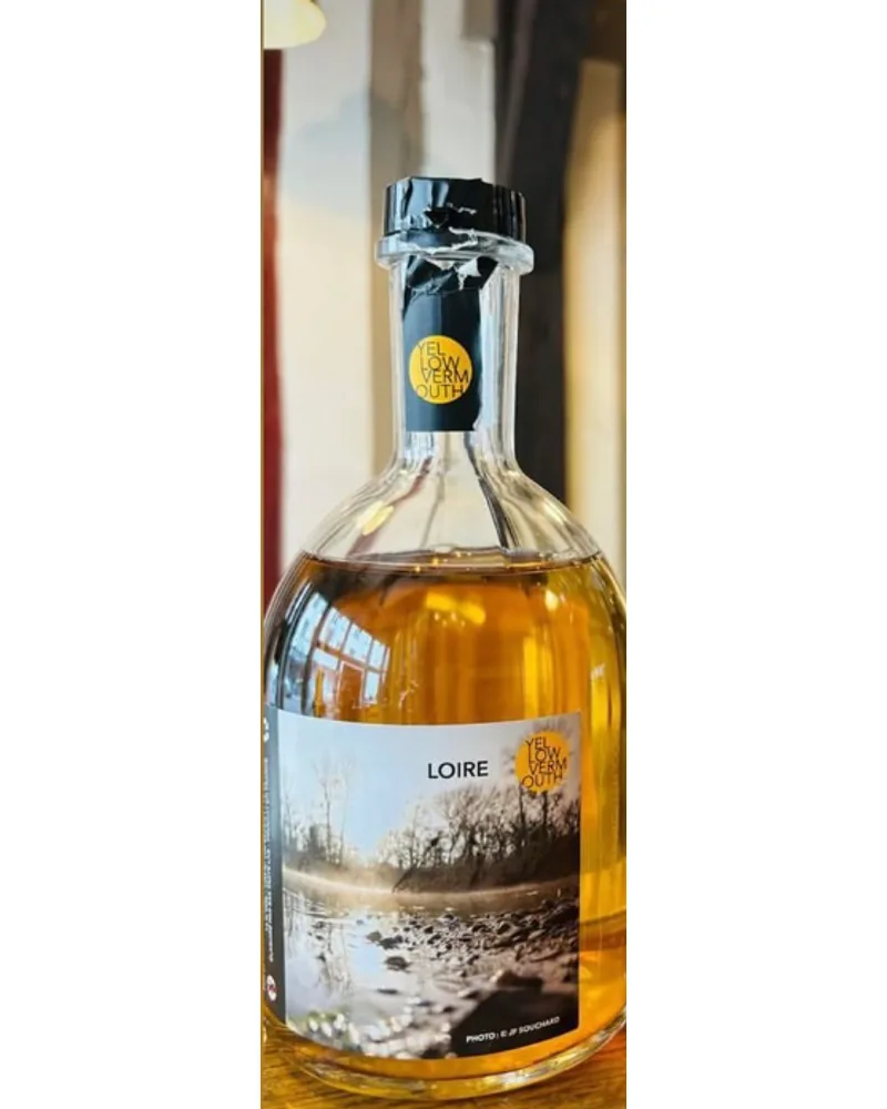 Botella de Yellow Vermouth LOIRE, vermut blanco ligérien con etiqueta de paisaje